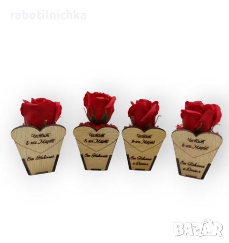 Червена сапунена роза в дървена кашпа, снимка 1 - Сувенири от дърво - 45430536