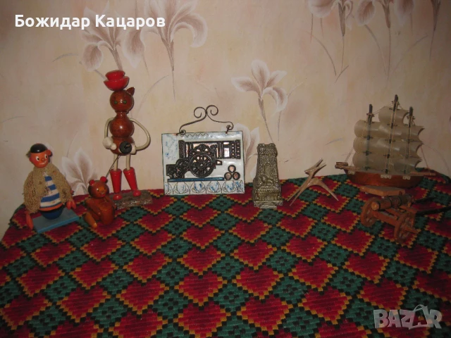 Стари играчки, сувенири. Цена - 15  eвро, за всичко. Пращам по Еконт. За София, може да минете и лич