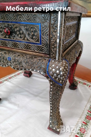  Малко, ориенталско шкафче  с едно чекмедже декорации и наситени орнаменти. , снимка 5 - Шкафове - 51795195