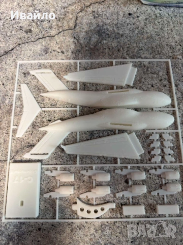 Продавам макет на самолет за сглобяване