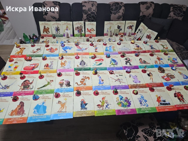 Продавам всичките книжки с фигурки!Общо на брой са 62.Причината е че загубихме интерес към тях.