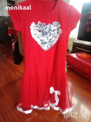Красива червена рокля 