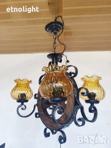 Красив полилей съчетание от дървено колело и елементи на ковано желязо, жълти стъкленици и розетка , снимка 6 - Полилеи - 51730052