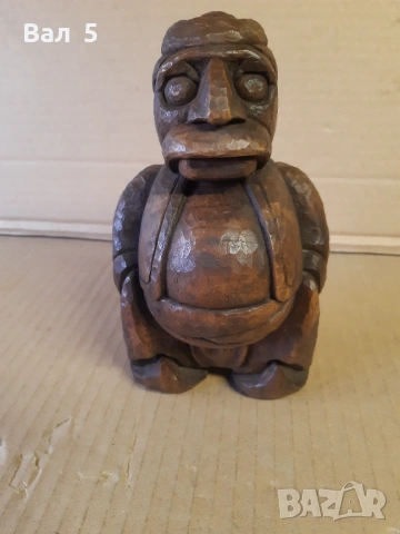 Стара дърворезба , българин с народна носия 