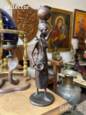 Африканска бронзова скулптура на жена с гърне на главаа. №8081, снимка 2 - Антикварни и старинни предмети - 54081071