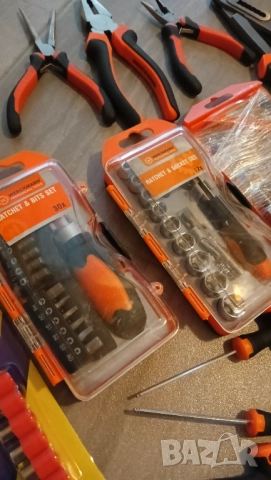 комплект инструменти отвертки клещи битове гаечен ключ гарги свредла скоби ролетка, снимка 11 - Други инструменти - 52687741