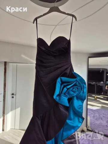 Официална дизайнерска рокля с висока цепка и син акцент., снимка 3 - Рокли - 52583634