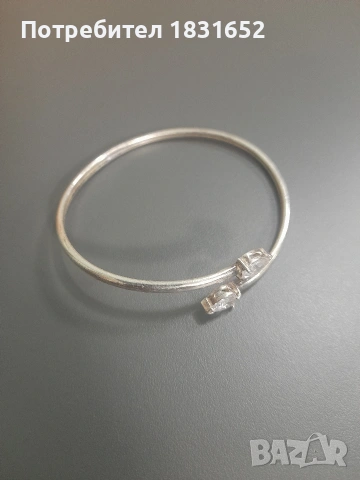 Сребърна гривна с камъни