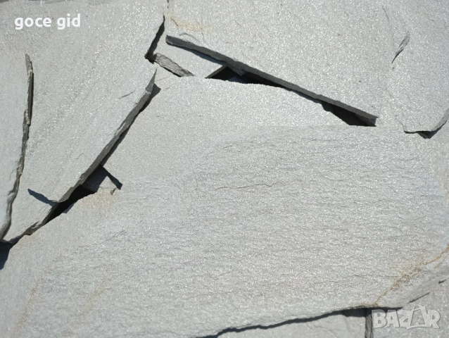 Снежнобял цвят с фин кристален блясък 🤍 – здрав, мразоустойчив и естествено нехлъзгащ се. Подходящ 