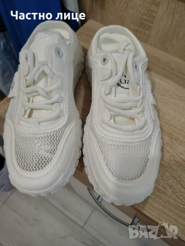 Продавам затворени бели чехли на платформа