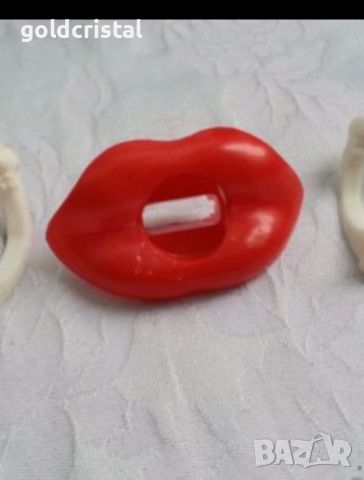 играчки устни пластмаса 90те год, снимка 1 - Колекции - 16902217