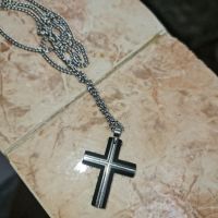 Красив швейцарски кръст от черна и бяла стомана, снимка 3 - Колиета, медальони, синджири - 45751507