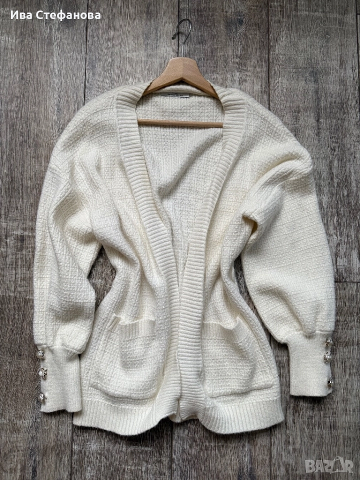 Нова уникална бяла мека елегантна жилетка златни копчета универсален размер без закопчаване , снимка 1