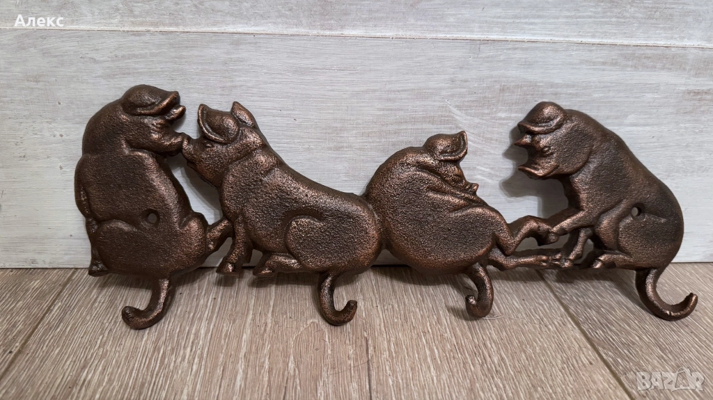 Чугунена закачалка– Веселите прасенца., снимка 1