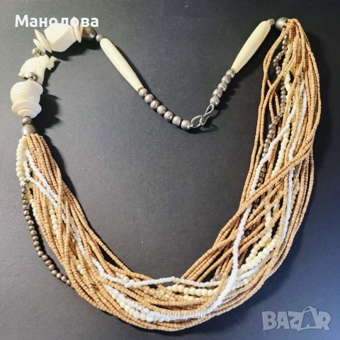 Асиметрична огърлица с маниста от дърво, кост и метал.