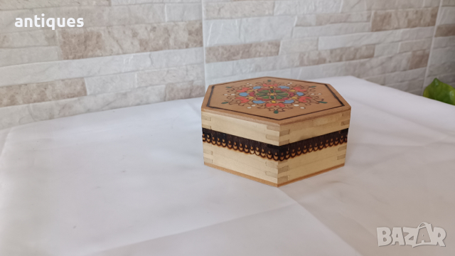 Стара дървена кутия - шестоъгълна с пирография - Българска, снимка 4 - Антикварни и старинни предмети - 44967745