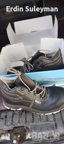 Продавам работни обувки с метално бомбе