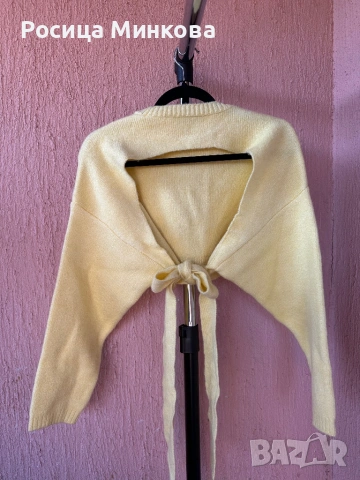 Дамски пуловер с гол гръб