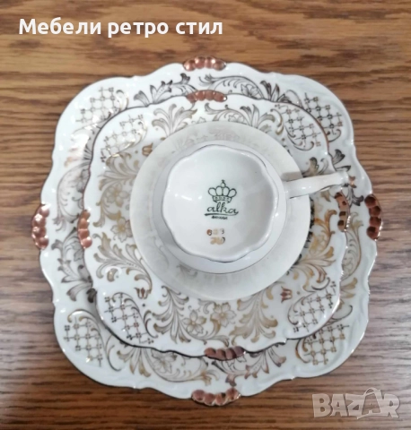 Луксозен винтидж порцеланов комплект с фина златна орнаментика и красиви флорални детайли. , снимка 3 - Чаши - 52720053