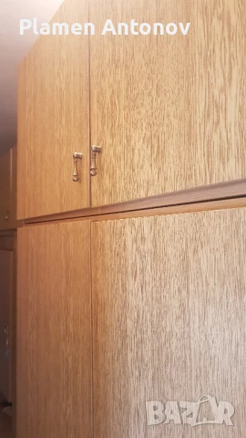 Продавам двукрилен гардероб с надстройка
