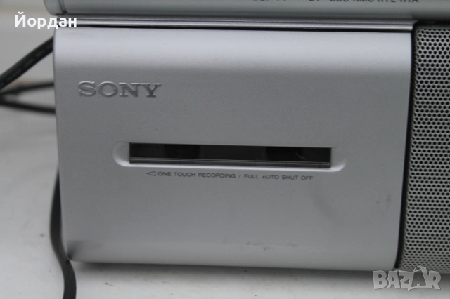 Радио касетофон ''Sony CFM 20L'', снимка 2 - Радиокасетофони, транзистори - 52367439