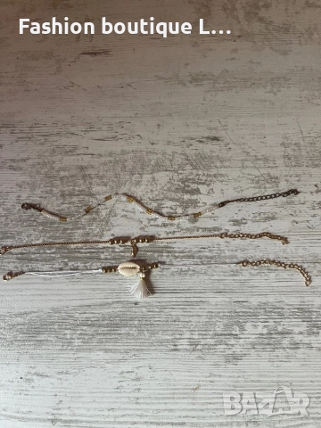 Комплект от 3 броя гривна за крак или ръка с мида , мъниста и помпон в бял цвят и златни елементи 🤍, снимка 4 - Гривни - 52376593