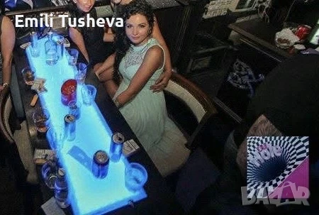 Стилна рокля с прорез на гърба