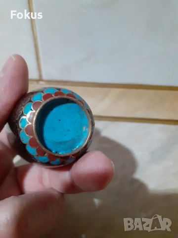 Cloisonne Клоазоне Красива малка ваза бронз клетъчен емайл, снимка 3 - Антикварни и старинни предмети - 53357380