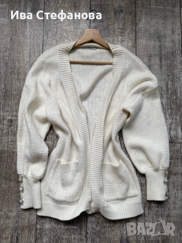 Нова уникална бяла мека елегантна жилетка златни копчета универсален размер без закопчаване 