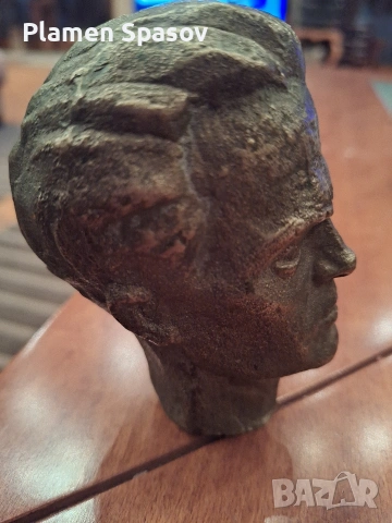 Бронзова статуя на На Вапцаров 