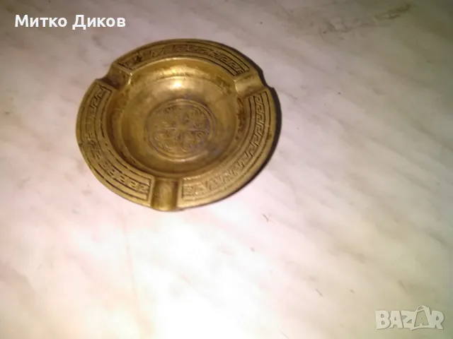 Бронзов пепелник винтидж орнаментиран фи 90мм и Н-14мм около 300 грама, снимка 2 - Колекции - 49796301
