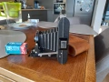 Мехов фотоапарат от края на 1930-те г. Kodak Folding Brownie Six-20 с чанта и филм, снимка 3