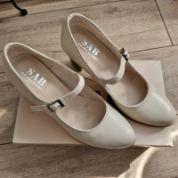 Чисто нови дамски обувки от естествена кожа, устойчив ток на 8см., размер 38, снимка 2 - Дамски ежедневни обувки - 45020518