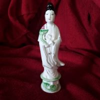 Порцеланова статуетка Японка с цвете, снимка 1 - Антикварни и старинни предмети - 45222351