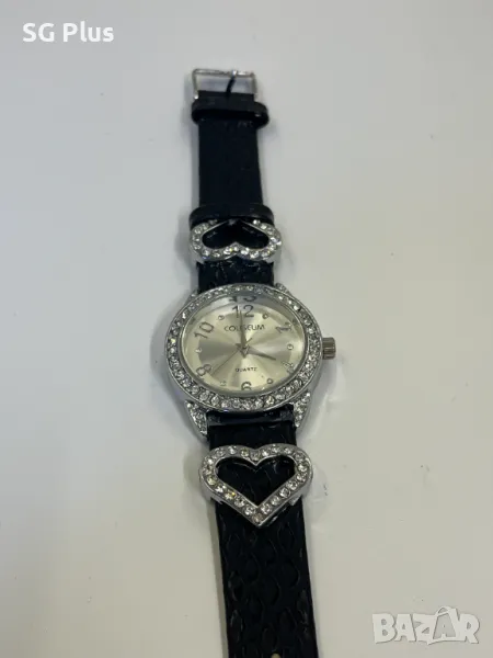 Дамски часовник Coliseum – Сребрист с камъчета и декорация със сърца, снимка 1