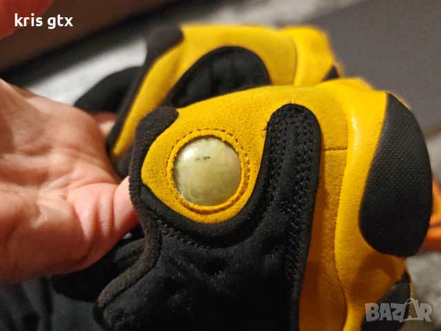 Детски баскетболни маратонки Jordan 13 Retro черно и жълто оригинални, снимка 8 - Детски маратонки - 53484773