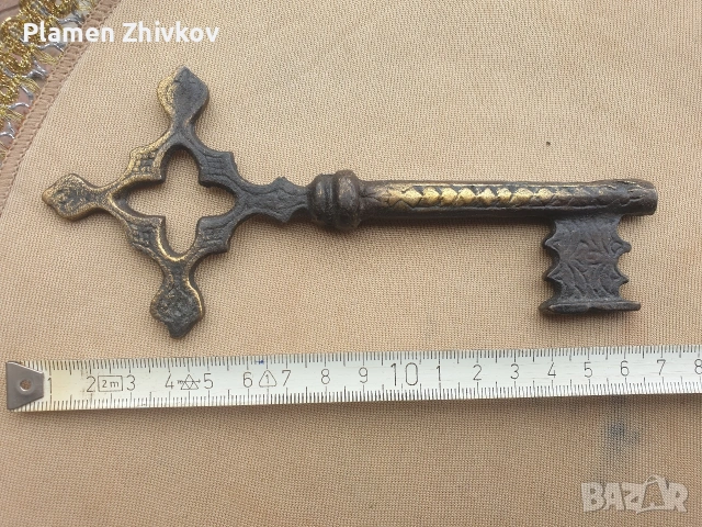голям стар месингов ключ от манастирска килия