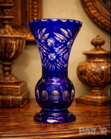 Елегантна винтидж оловно кристална ваза в кобалтово синьо