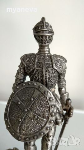 Скулптура на рицар  , метална с богата орнаментика , снимка 3 - Статуетки - 45879068