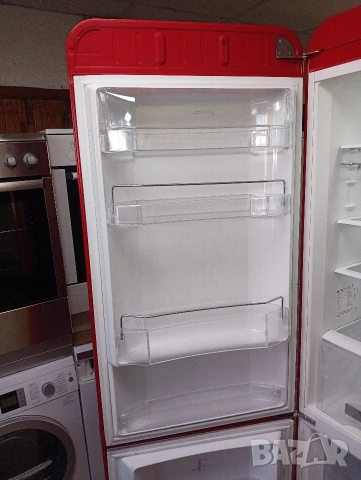 Като нов комбиниран хладилник с фризер Smeg ретро дизайн с две години гаранция!, снимка 9 - Хладилници - 53626777