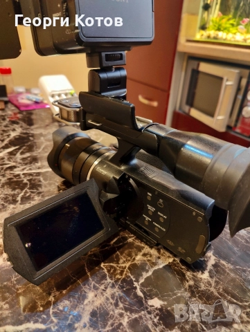 Видеокамера със сменяеми обективи Sony NEX-VG20E, снимка 2 - Камери - 52976036