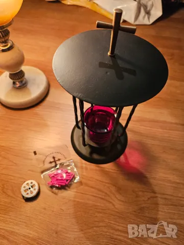 Голямо настолно кандило от ковано желязо, бронз и кръст за да се помолите на Бог Исус Христоси