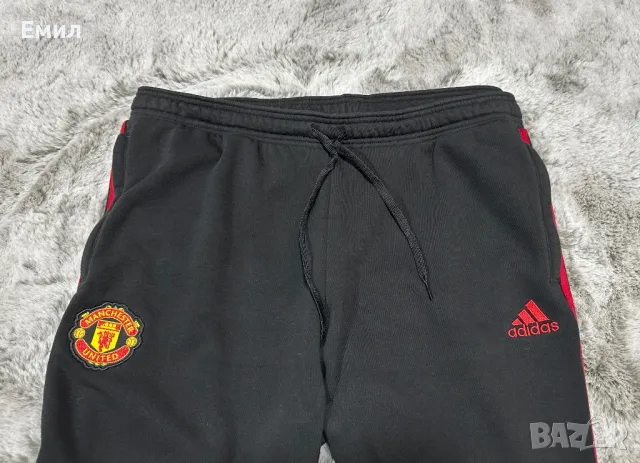 Оригинално долнище Adidas x Manchester United 2022/23 - размер XXL, снимка 2 - Спортни дрехи, екипи - 46910619