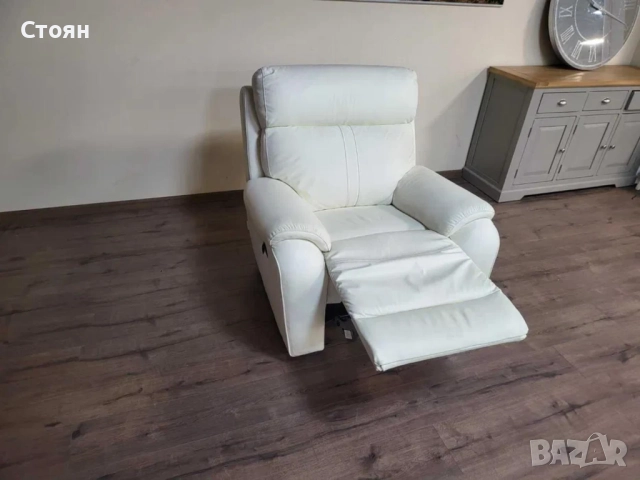 Светло кремав кожен фотьойл La-z-boy с ръчен релакс механизъм, снимка 3 - Дивани и мека мебел - 51955960