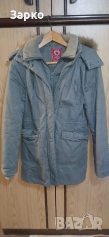 Продавам топло зимно женско яке с качулка. Запазено.