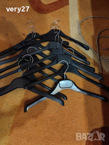 закачалки 100бр бели черни и с щипка, снимка 2 - Поли - 53881669