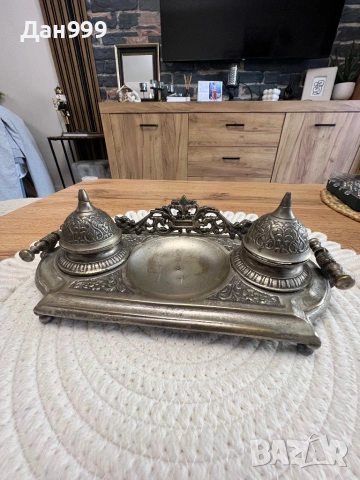 Стара колекционерска мастилница в стил art Nuevo.