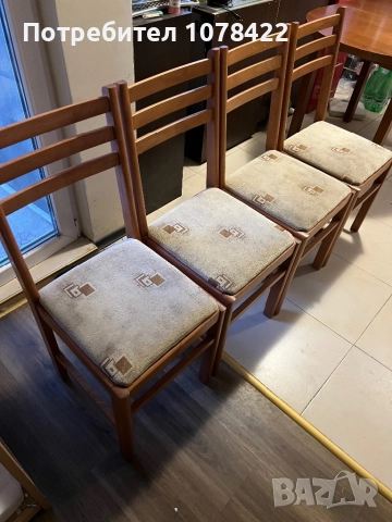 Продават се четири дървени стола за хранене.