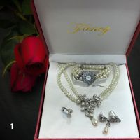 Елегантен подаръчен комплект бижута - пръстен, гривна, обеци и колие в луксозна кутия, която е споре, снимка 5 - Бижутерийни комплекти - 45664098