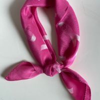 Малък копринен шал в цикламено розово, снимка 1 - Шалове - 39871543